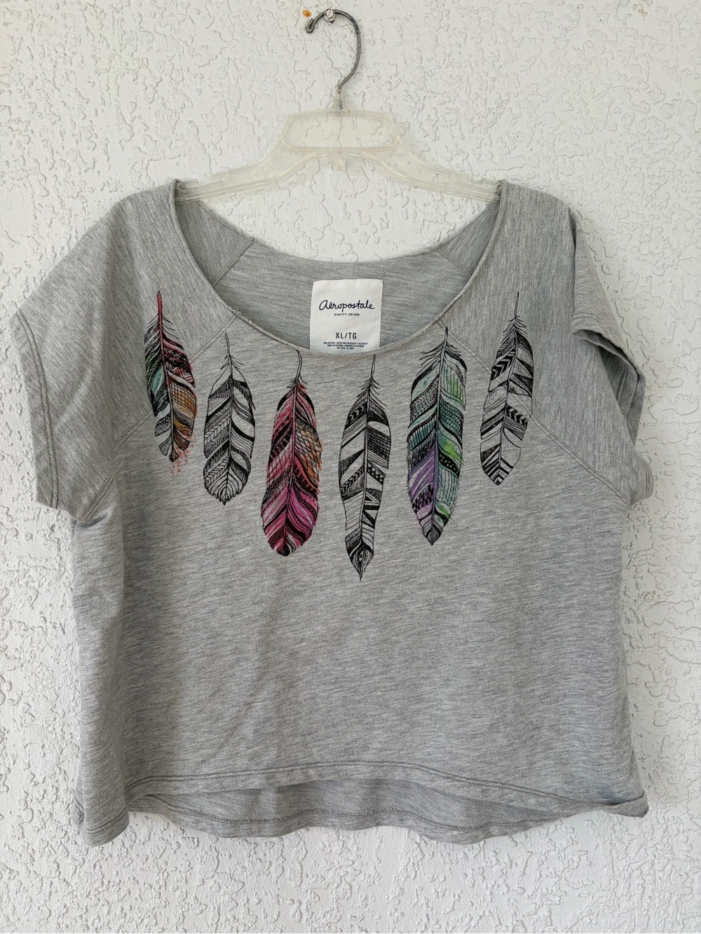 Aeropostale Light Gray Scoop Neck Tee with Multicolored Feather Motif